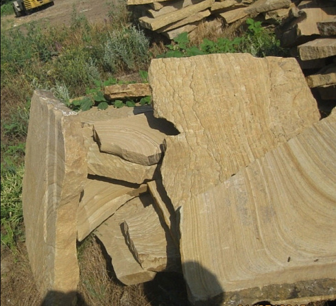 Kamenclub.ru: Форматный камень (плаха) пошаговая дорожка от 70-150 см (4 -12 см)  купить в Перми плитняк  форматный плаха желтый песчаник 9 000 руб/т   фото КАМЕНЬ КЛУБ