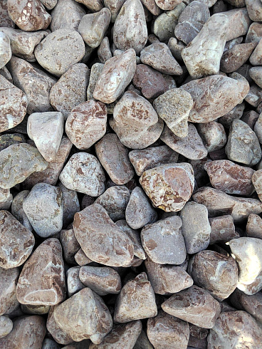 Kamenclub.ru: Мраморная крошка (щебень галтованный розовый) фр.10-20 мм.  купить в Перми мрамор розовый, красный ландшафтный декоративный окатанный округлый щебень 15000 руб/т   фото КАМЕНЬ КЛУБ