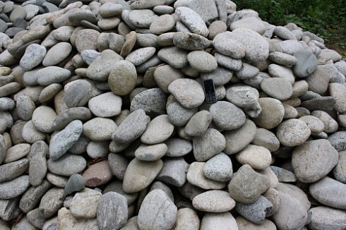 Kamenclub.ru: Галька речная плоская (бело-серая) фр. 100-200-300 мм. купить  в Перми галька речная плоская серый, белый, бело-серый, серо-белый речная галька плоская  9000 руб/т   фото КАМЕНЬ КЛУБ