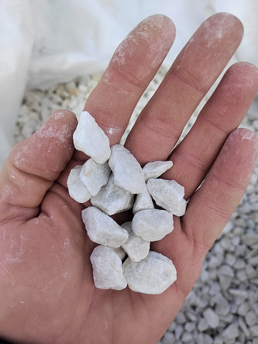 Kamenclub.ru: Мраморная крошка, щебень, цвет-белый, фр. 10-20 мм.  купить в Перми мрамор белый, молочный айвори каменная ландшафтная декоративная крошка шебня 12000 руб/т   фото КАМЕНЬ КЛУБ