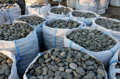 Kamenclub.ru: Галька речная плоская (темно-серая) фр. 100-200-300 мм. купить  в Перми галька речная плоская темно-серый, серый, синий речной галечник плоский 9000 руб/т   фото КАМЕНЬ КЛУБ