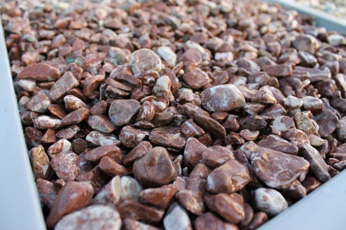 Kamenclub.ru: Мраморная крошка (щебень галтованный розовый) фр.10-20 мм.  купить в Перми мрамор розовый, красный ландшафтный декоративный окатанный округлый щебень 15000 руб/т   фото КАМЕНЬ КЛУБ