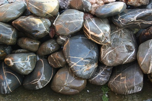 Kamenclub.ru: Валунчик Паутинник фр.100-300 мм  купить в Перми крупный природный камень галечник темно-серый с прожилками белый черный речной валунчик 5000 руб/т   фото КАМЕНЬ КЛУБ