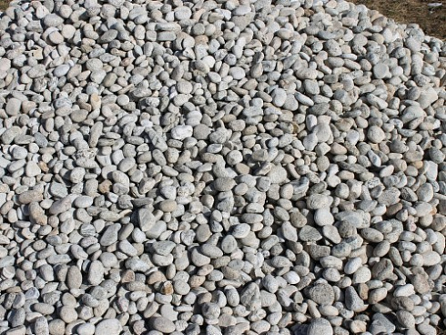 Kamenclub.ru: Галька речная окат (серо-белая) фр. 70-120 мм купить  в Перми галька галечник бело-серая, серо-белая, серая, белая речная природная галька  8000 руб/т   фото КАМЕНЬ КЛУБ