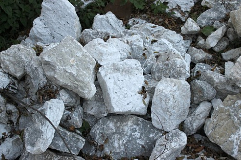 Kamenclub.ru: Мраморизированный известняк фр. 100-500 мм.  купить в Перми известняк серый белый темно-серый сероватый валун природного образования окатанный 10500 руб/т   фото КАМЕНЬ КЛУБ