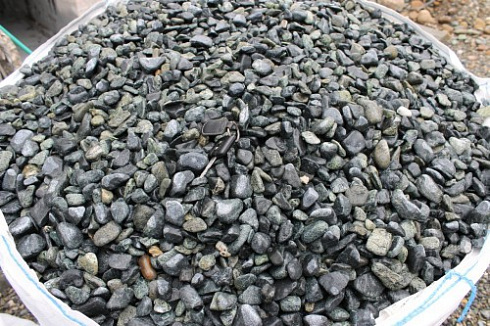 Kamenclub.ru: Щебень галтованный зеленый (змеевик) фр. 20-40 мм.  купить в Перми мрамор зеленый, салатовый оголтованный щебень мраморный 12500 руб/т   фото КАМЕНЬ КЛУБ