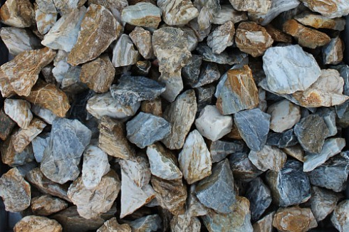 Kamenclub.ru: Мраморная крошка (щебень крошка медовый) фр. 20-40 мм.  купить в Перми мрамор бежевый рыжий желтый ландшафтная мраморная крошка 12000 руб/т   фото КАМЕНЬ КЛУБ