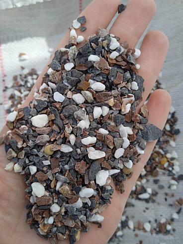 Kamenclub.ru: Мраморная крошка (щебень галтованный микс:: белый-черный) фр.5-10 мм  купить в Перми мрамор белый, черный, молочный, серый галтовка мраморная окатанная декоративная ландшафтная 15500 руб/т   фото КАМЕНЬ КЛУБ