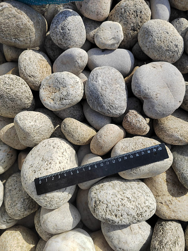 Kamenclub.ru: Галька речная окат (серо-белая) фр. 70-120 мм купить  в Перми галька галечник бело-серая, серо-белая, серая, белая речная природная галька  8000 руб/т   фото КАМЕНЬ КЛУБ