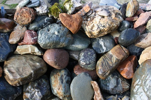 Kamenclub.ru: Ландшафтные валунчики фр.100-500 мм.  купить в Перми крупный природный камень серый, темно-серый, светло-серый речной валун крупный 4800 руб/т   фото КАМЕНЬ КЛУБ