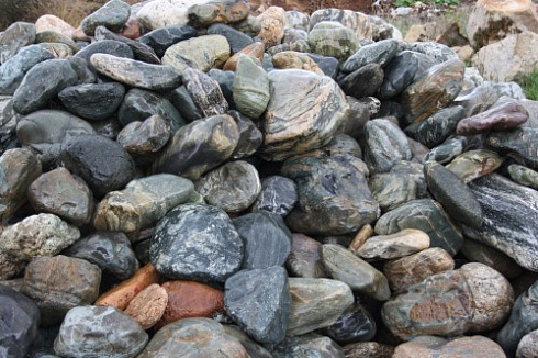 Kamenclub.ru: Ландшафтные валунчики фр.100-500 мм.  купить в Перми крупный природный камень серый, темно-серый, светло-серый речной валун крупный 4800 руб/т   фото КАМЕНЬ КЛУБ