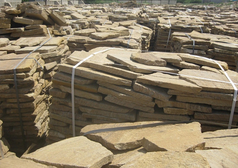 Kamenclub.ru: Песчаник пластушка желтый с рисунком (3 см)  купить в Перми песчаник желтый с рисунком, рыжий, желтый песчаник пластушка ландшафтная рваная 8 500 руб/м3   фото КАМЕНЬ КЛУБ