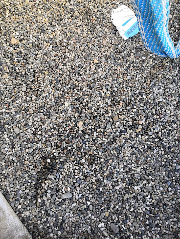 Kamenclub.ru: Галька речная окат (серая) фр.3-5 мм купить  в Перми галька речная серая бежевый темно-серый окатанный речной камень округлый 9500 руб/т   фото КАМЕНЬ КЛУБ