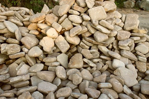 Kamenclub.ru: Песчаник для мощения дорожек, площадок, парковок ( фр 5-10 см)  купить в Перми песчаник  серый желтый коричневый рыжий песчаник оголтованный окатанный 6500 руб/т   фото КАМЕНЬ КЛУБ