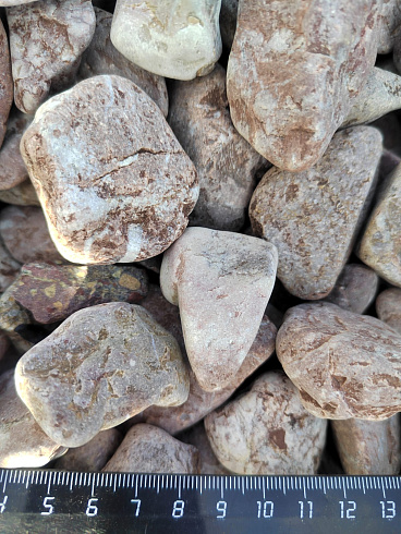 Kamenclub.ru: Мраморная крошка (щебень галтованный розовый) фр.20-40 мм.  купить в Перми мрамор розовый, красный оголтованный округлый щебень  15000 руб/т   фото КАМЕНЬ КЛУБ