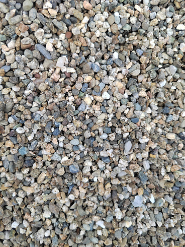 Kamenclub.ru: Галька речная окат (серая) фр.3-5 мм купить  в Перми галька речная серая бежевый темно-серый окатанный речной камень округлый 9500 руб/т   фото КАМЕНЬ КЛУБ