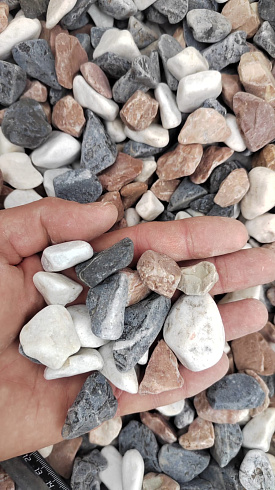 Kamenclub.ru: Мраморная крошка (щебень галтованный микс:белый-зеленый-розовый) фр.20-40 мм.  купить в Перми мрамор белый, зеленый, розовый мрамор декоративный (галтовка) 15500 руб/т   фото КАМЕНЬ КЛУБ