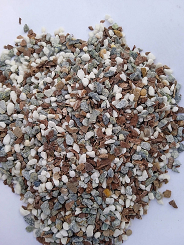 Kamenclub.ru: Мраморная крошка (щебень галтованный микс:: белый-черный) фр.5-10 мм  купить в Перми мрамор белый, черный, молочный, серый галтовка мраморная окатанная декоративная ландшафтная 15500 руб/т   фото КАМЕНЬ КЛУБ