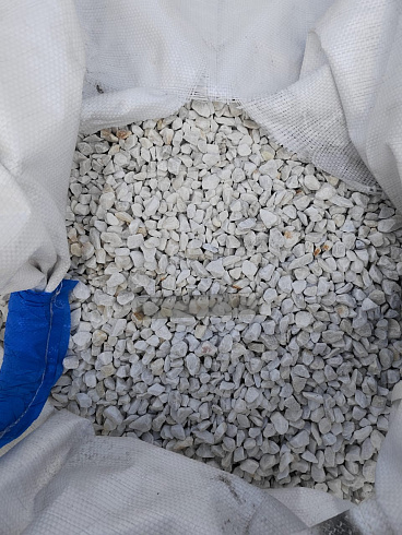 Kamenclub.ru: Мраморная крошка, щебень, цвет-белый, фр. 10-20 мм.  купить в Перми мрамор белый, молочный айвори каменная ландшафтная декоративная крошка шебня 12000 руб/т   фото КАМЕНЬ КЛУБ