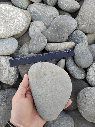 Kamenclub.ru: Галька речная плоская (серо-белая) фр. 70-120 мм. купить  в Перми галька галечник речной серый, белый окатанная плоская  природная галька 9000 руб/т   фото КАМЕНЬ КЛУБ