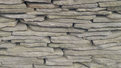 Kamenclub.ru: Песчаник пластушка светло-серый (3,0 см)  купить в Перми песчаник светло-серый, серый песчаник рваный ландшафтный колотый 13800 руб/м3   фото КАМЕНЬ КЛУБ