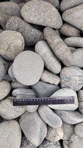 Kamenclub.ru: Галька речная окат (темно-серая) фр. 70-150 мм. купить  в Перми галька речная темно-серая, синяя, серая речная галька округлая  8000 руб/т   фото КАМЕНЬ КЛУБ