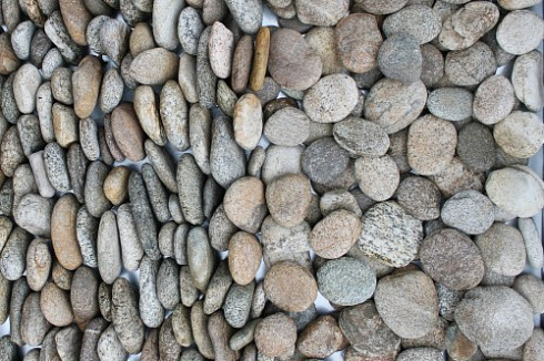 Kamenclub.ru: Галька речная плоская (серо-белая) фр. 70-120 мм. купить  в Перми галька галечник речной серый, белый окатанная плоская  природная галька 9000 руб/т   фото КАМЕНЬ КЛУБ