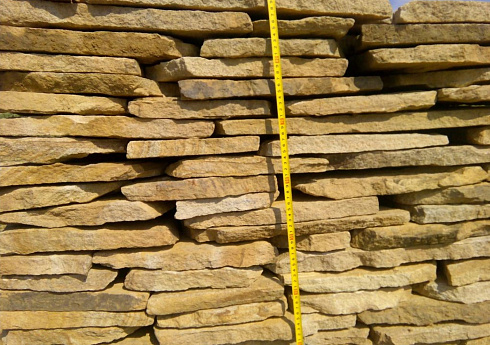 Kamenclub.ru: Песчаник пластушка желтый с разводом под дерево (2 см)  купить в Перми плитняк желтый с разводами, желтый, рыжий, серый песчаник пластушка рваная ландшафтная 11 000 руб/м3   фото КАМЕНЬ КЛУБ