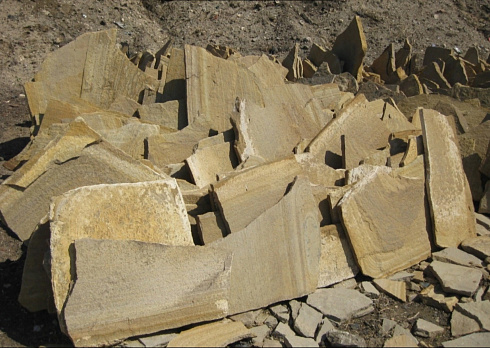 Kamenclub.ru: Форматный камень (плаха) пошаговая дорожка от 70-150 см (4 -12 см)  купить в Перми плитняк  форматный плаха желтый песчаник 9 000 руб/т   фото КАМЕНЬ КЛУБ