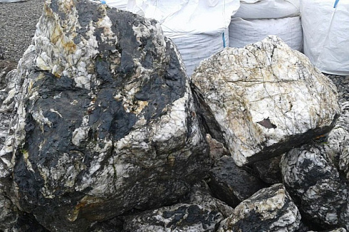 Kamenclub.ru: Черный гранит - кварцит фр. 100-500 мм.  купить в Перми мрамор гранит черный с белыми прожилками, серый, белый валун скальный колотый 7000 руб/т   фото КАМЕНЬ КЛУБ