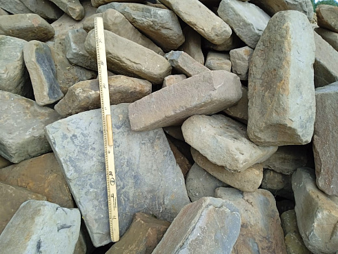 Kamenclub.ru: Песчаник для мощения дорожек, площадок, парковок ( фр 5-10 см)  купить в Перми песчаник  серый желтый коричневый рыжий песчаник оголтованный окатанный 6500 руб/т   фото КАМЕНЬ КЛУБ