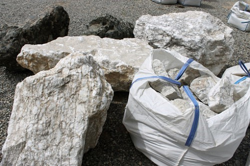 Kamenclub.ru: Мраморизированный известняк фр. 100-500 мм.  купить в Перми известняк серый белый темно-серый сероватый валун природного образования окатанный 10500 руб/т   фото КАМЕНЬ КЛУБ