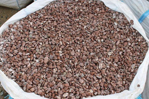 Kamenclub.ru: Мраморная крошка (щебень галтованный розовый) фр.10-20 мм.  купить в Перми мрамор розовый, красный ландшафтный декоративный окатанный округлый щебень 15000 руб/т   фото КАМЕНЬ КЛУБ