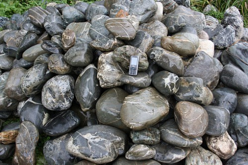 Kamenclub.ru: Валунчик Паутинник фр.100-300 мм  купить в Перми крупный природный камень галечник темно-серый с прожилками белый черный речной валунчик 5000 руб/т   фото КАМЕНЬ КЛУБ