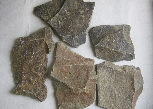 Kamenclub.ru: Песчаник пластушка "фонтанка" серо-зеленая (3,0-5,0 см)  купить в Перми песчаник серо-зеленая колотые плитки облицовочные пластушки 11400 руб/м3   фото КАМЕНЬ КЛУБ