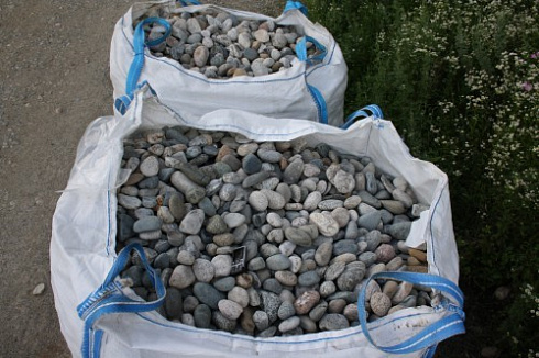 Kamenclub.ru: Галька речная окат (ассорти) фр. 50-100 мм. купить  в Перми галька природная округлая серая белая черная серая коричневая синяя галька речная окатанная округлая 6200 руб/т   фото КАМЕНЬ КЛУБ