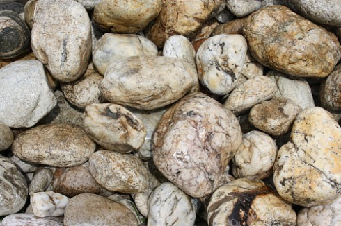 Kamenclub.ru: Кварцевый валунчик фр.100-300 мм.  купить в Перми кварц белый, бежевый молочный рыжий крупный природный камень галечник 7850 руб/т   фото КАМЕНЬ КЛУБ