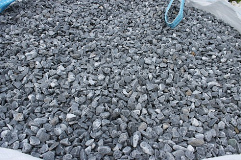 Kamenclub.ru: Щебень галтованный черный (мрамор) фр.10-20 мм.  купить в Перми мрамор черный с белыми прожилками, черный, белый окатанный округлый ландшафтный декоративный щебень 15000 руб/т   фото КАМЕНЬ КЛУБ