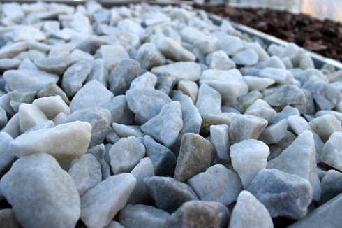 Kamenclub.ru: Мраморная крошка, щебень, цвет-белый,  фр. 20-40 мм.  купить в Перми мрамор белый молочный слоновая кость айвори  мраморная крошка ландшафтная 12000 руб/т   фото КАМЕНЬ КЛУБ