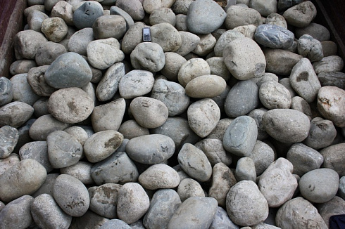 Kamenclub.ru: Темно-серый валунчик фр.100-300 мм.  купить в Перми крупный природный камень серый, темно-серый, светло-серый речная галька большого размера окатанная 4500 руб/т   фото КАМЕНЬ КЛУБ