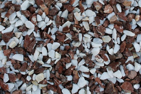 Kamenclub.ru: Мраморная крошка (щебень крошка микс : белый-черный-розовый) фр. 20-40 мм.  купить в Перми мрамор белый, черный, розовый декоративная ландшафтная крошка 12000 руб/т   фото КАМЕНЬ КЛУБ