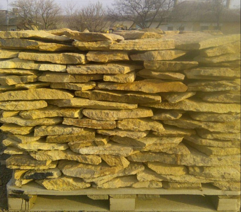 Kamenclub.ru: Песчаник пластушка "фонтанка" желтая (3,0 - 5,0 см)  купить в Перми песчаник желтая, рыжий, желтый песчаник колотый рваный со сколом облицовочный 16200 руб/м3   фото КАМЕНЬ КЛУБ