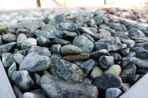 Kamenclub.ru: Щебень галтованный зеленый (змеевик) фр. 20-40 мм.  купить в Перми мрамор зеленый, салатовый оголтованный щебень мраморный 12500 руб/т   фото КАМЕНЬ КЛУБ