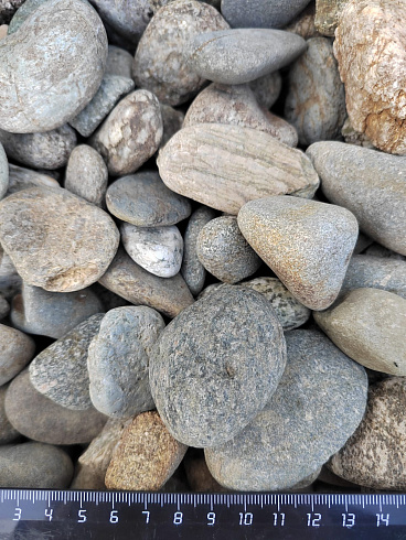 Kamenclub.ru: Галька речная окат (пестрая) фр. 20-40 мм. купить  в Перми галька речная пестрая, серая, серые оттенки галька речная окатанная округлая 5000 руб/т   фото КАМЕНЬ КЛУБ