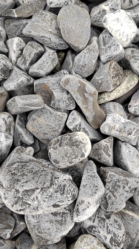 Kamenclub.ru: Щебень галтованный черный (мрамор) фр.40-70 мм.  купить в Перми мрамор черный с белыми прожилками, черный, белый щебень галтованный округлый 13500 руб/т   фото КАМЕНЬ КЛУБ