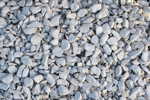 Kamenclub.ru: Мраморная крошка (щебень галтованный белый) фр.40-70 мм.  купить в Перми мрамор белый молочный айвори окатанный округлый природный камень 17000 руб/т   фото КАМЕНЬ КЛУБ