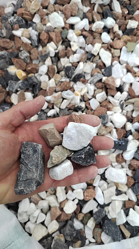 Kamenclub.ru: Мраморная крошка (щебень крошка микс : белый-черный-розовый) фр. 20-40 мм.  купить в Перми мрамор белый, черный, розовый декоративная ландшафтная крошка 12000 руб/т   фото КАМЕНЬ КЛУБ