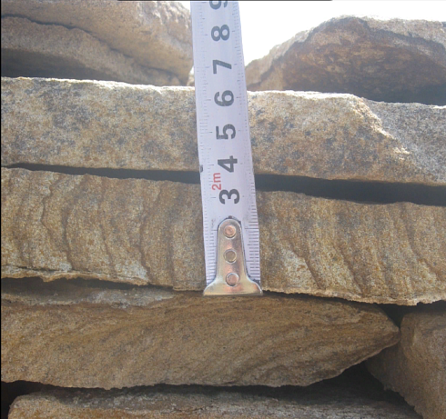 Kamenclub.ru: Песчаник пластушка желтый с рисунком (3 см)  купить в Перми песчаник желтый с рисунком, рыжий, желтый песчаник пластушка ландшафтная рваная 8 500 руб/м3   фото КАМЕНЬ КЛУБ