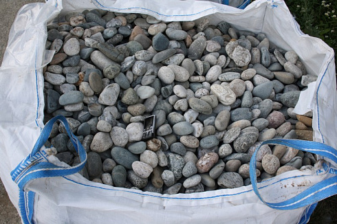 Kamenclub.ru: Галька речная окат (серая) фр.40-60 мм купить  в Перми галька речная серый бежевый рыжий коричневый округлый речной камень 5000 руб/т   фото КАМЕНЬ КЛУБ
