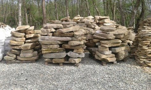 Kamenclub.ru: Песчаник плиты - плахи - пошаговые дорожки (фр. 70-150 мм)  купить в Перми песчаник серый бежевый желтый зеленый колотый песчаник строительный 6500 руб/т   фото КАМЕНЬ КЛУБ